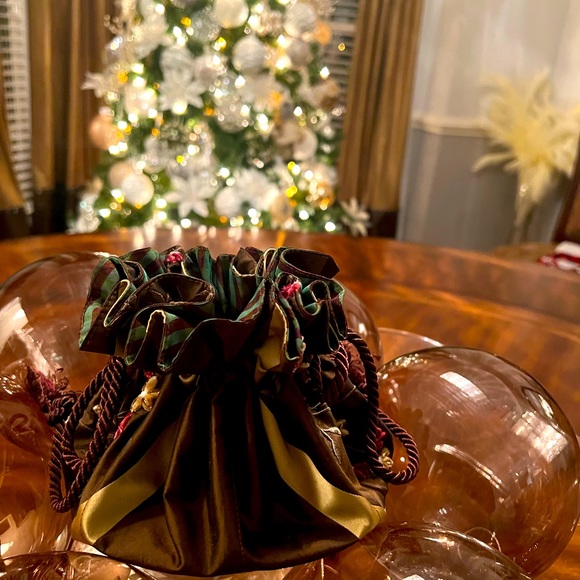 HANDMADE DRAWSTRING SILK JEWELRY POUCH /EMBROIDERY DESIGNS - Picture 1 of 5